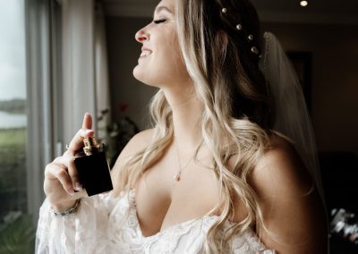 Marié ce mettant du parfum - Photographe de mariage à Lanaudière - Véronique Piette Photographie