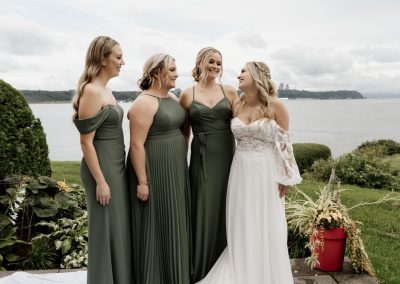 Mariée avec les filles honneurs dans leur robe - Service de photographie de mariage à Lanaudière - Véronique Piette Photographie