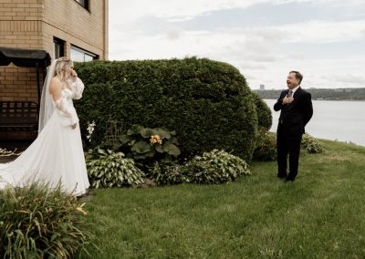 Père de la marié voyant sa fille dans sa robe - Service de photographie de mariage à Lanaudière - Véronique Piette Photographie