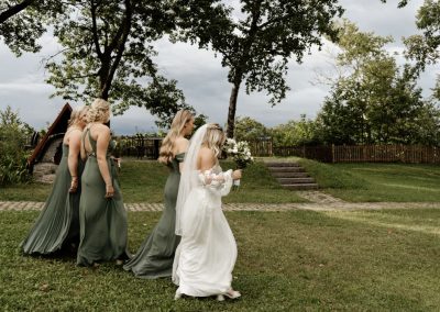 La mariée avec ses filles honneurs marchant avec le bouquet - Service de photo de Mariage dans Lanaudière - Véronique Piette Photographie