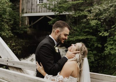 Le couple qui s'embrassent - Service de photographe de Mariage dans Lanaudière - Véronique Piette Photographie