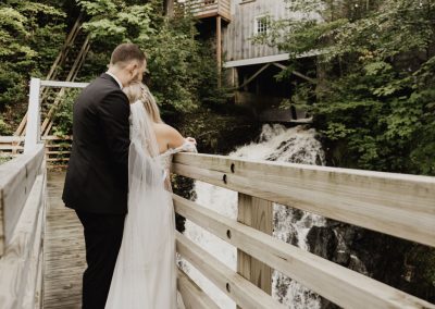 Les mariés dans une photo thématique sur la nature - Service de photo de Mariage dans Lanaudière - Véronique Piette Photographie