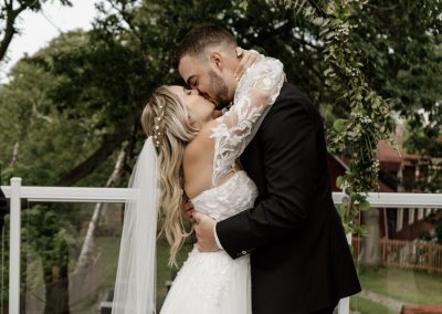Les mariés qui s'embrassent - Service de photographe de mariage dans Lanaudière - Véronique Piette Photographie