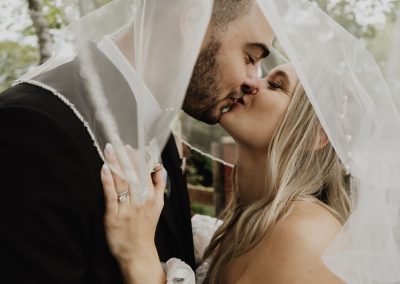 Les mariés qui embrassent - Service de photo de Mariage dans Lanaudière - Véronique Piette Photographie