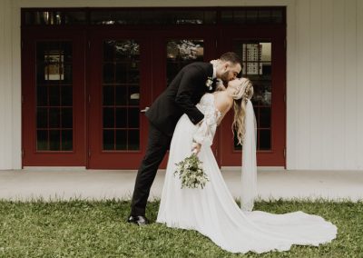 Les mariés qui scelles leur mariage - Service de photographe de Mariage dans Lanaudière - Véronique Piette Photographie