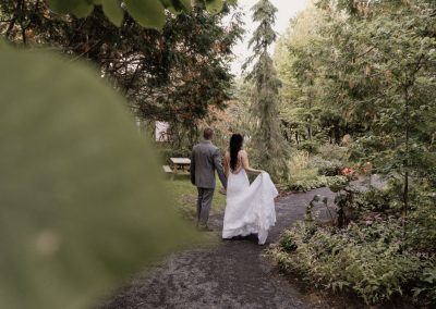 Les mariés marchant vers l'horizon - Service de photographie Assomption - Véronique Piette Photographie