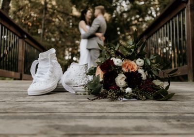 Mariés en arrière plan - Service de photographie Assomption - Véronique Piette Photographie